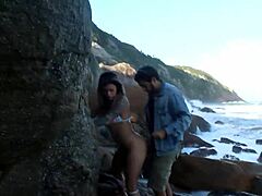 성숙한 여성이 해변에서 공공 섹스를 즐깁니다