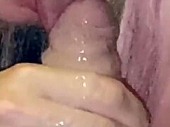 Zrelá kurva si po lízaní loptičky naplní ústa spermou