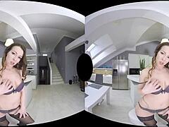 Испытайте потрясающую виртуальную реальность с потрясающей брюнеткой мамой Каролин Ардолино