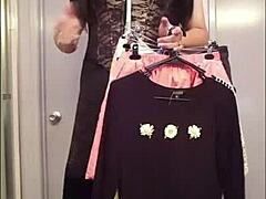 Hyna, amatoare de crossdressing, face cumpărături și se îmbracă în haine de femeie într-un magazin caritabil