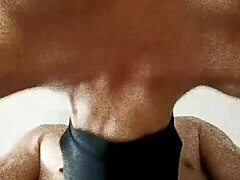 Une MILF mature avec de gros seins et un masque suce une bite dans une vidéo BDSM