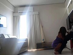 Milf cu fundul mare ia un penis monstru