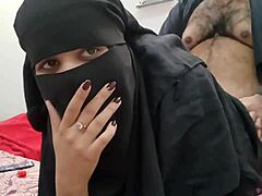 Indisk mor i hijaab bliver fræk med sin stedsøn