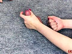 אישה גרמנית נותנת לחבר שלה עיסוי סוטה במקום לבעוט בכדור