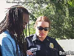 Olgun polis Maggie Green, büyük siyah bir yarakla ırklararası seks yapıyor