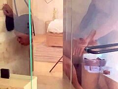 Reife Ebony Mami wird unter der Dusche in ihren dicken Arsch gefickt