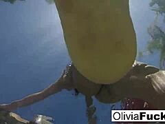 Sesi masturbasi solo Olivia Austin di kolam renang