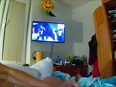 МИЛФ се мастурбира и свършва в домашно видео
