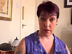 Зрялата британска майка Лорън става непослушна и показва големите си цици