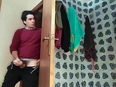 Tašča seksa v kopalnici s svojo mlado polsestro