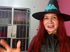 Dojrzała mama przebrana za seksowną czarownicę na Halloween