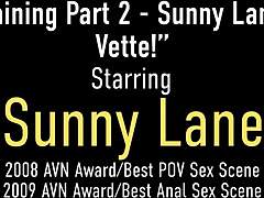 MILF cougar Vicky Vette og blonde babe Sunny Lane engagerer sig i lesbisk sex