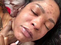 O femeie neagră matură își ia fundul futut într-un videoclip fierbinte
