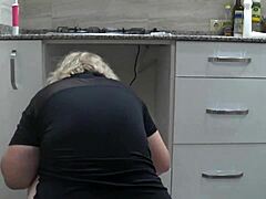 Amatérske video zachytáva zrelú milfku s veľkou zadnicou a jej manžela v skrytom nastavení kamery