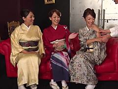Μαμάδες MILF και κούγκαρ συμμετέχουν σε ένα σεξουαλικό πάρτι με κιμονό