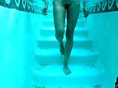 Η Busty Latina μαμά Brett Barletta επιδεικνύει το σώμα της σε μια πισίνα