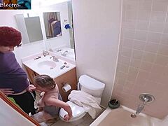 Rijpe stiefmoeder in de badkamer krijgt haar creampie fix van stiefzoon