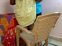 Tia madura pega assistindo pornô no celular e dá o mesmo peão em hindi