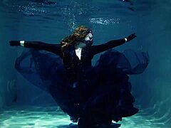 Arya Granders actuación seductora bajo el agua en una piscina