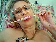 熟女ポルノスターのステラ・スティルは、HDビデオでロリポップを舐めるのを楽しんでいます。