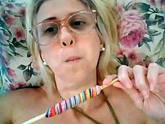 Olgun porno yıldızı Stella Still, HD videoda bir lolipop yalamaktan keyif alıyor