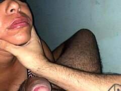 Madre madura disfruta de una sensual mamada de una puta marroquí