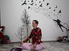 Evropska mamica z veliko ritjo postane nagajiva v jogi