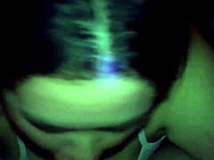 Femmes matures se font baiser et remplir de sperme dans une vidéo maison