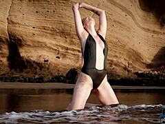 A MILF Jasmin Furry tira a lingerie na praia para a Playboy