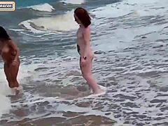 Mamãe madura e filha adolescente se entregam a sexo interracial na praia