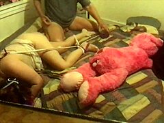 Deel twee van de zelfgemaakte BDSM-video waarin Hannah Horn en tante Panda hun slaaf domineren