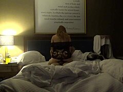 Ogolona dojrzała Latynoska zostaje ruchana w pokoju hotelowym