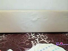 Amateur mama speelt met dildo in zwarte lingerie - Gspotcam.com