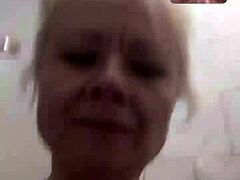 Η μεγαλύτερη ξανθιά MILF Oksana Phoenix ξυρίζει το άτριχο μουνί της στο ντους