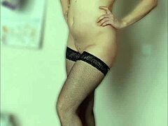 Jelajahi tubuh telanjangku dan kaki seksiku dengan stocking - Foto dan video