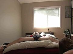 Мама Гвен даје сензуалну масажу стопала и упушта се у орални секс у првом делу