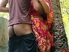 Esposa madura Desi fica safada em vídeo ao ar livre com sua bhabi
