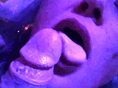 Blonde MILF Mama J og hennes søte partner nyter en deepthroat blowjob