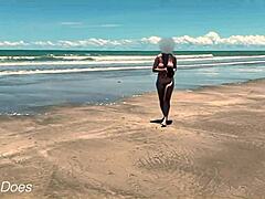 נשים עם חזה גדול מקפצות בפומבי כשהיא משחקת כדורגל עירום על החוף