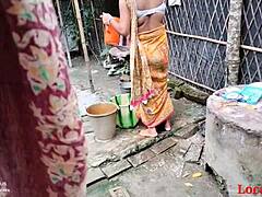 Intialainen vaimo nussitaan puutarhassa miehensä toimesta
