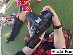 Blonde Mutter Brooke zeigt ihre großen Titten und ihren Arsch in einem heißen Video