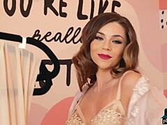 Sexy brünette Milf Stephanie Manescu zeigt ihre natürlichen Brüste in einem Playboy-Shooting