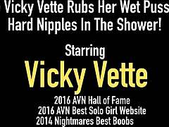 MILF Vicky Vette는 더러운 얘기를 하며 큰 음부 입술을 자랑합니다