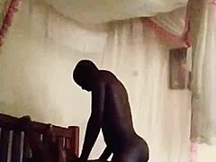 Gadis kulit hitam matang mengambil batang hitam besar dalam aksi tanpa kondom