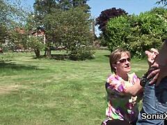 Зрелая британская леди Соня показывает свои большие сиськи в белье