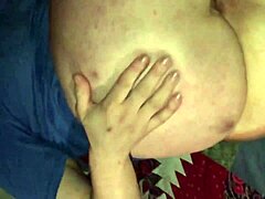 Hårløs amatør masturberer og knuller med dildo i hjemmelaget video