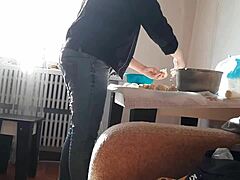 Stiefschwester gibt einen Blowjob, während Stiefmutter kocht - Reife und Stiefschwesster in Aktion