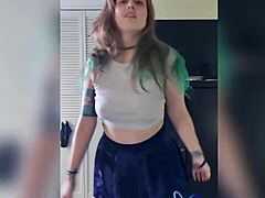 Mamá madura con fetiche de pies y juego de saliva en striptease video