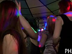 Wanita dewasa terlibat dalam seks kelompok setelah menari di klub malam