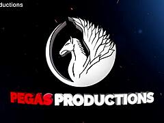 Lili Cocksinhell, seksikäs kanadalainen milf tatuoinneilla, tulee läheiseksi vävynsä kanssa miedossa kohtauksessa Pegasus Productionsilta